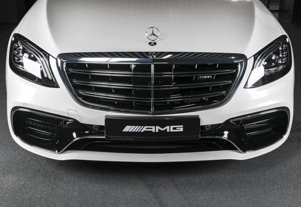 Fehér Mercedes-Benz W222 S63 Amg 4matic + V8 Bi-turbo külső részletek. Fényszóró. Előre nézz. Személygépkocsi külső adatai — Stock Fotó