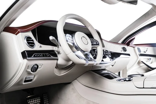 Modernes Luxusauto weißes Lederinterieur mit Naturholzpaneelmodernes Luxusauto weißes Lederinterieur mit Naturholzpaneel. Teil des Autositzes aus Leder mit Nähten. Innenraum mit Armaturenbrett. weißes perforiertes Leder. Autovervollständigung. Auto i — Stockfoto