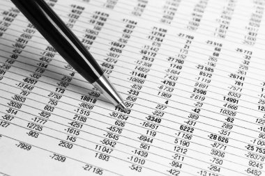 Finansal konsept. Finansal belgelerde hesap makinesi, kalem ve gözlük. Finansal muhasebe. Denge kağıtları. Finansal açıklamaların ve yıllık raporların kapatılması. İş pazarlaması
