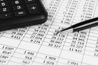 Finansal konsept. Finansal belgelerde hesap makinesi, kalem ve gözlük. Finansal muhasebe. Denge kağıtları. Finansal açıklamaların ve yıllık raporların kapatılması. İş pazarlaması