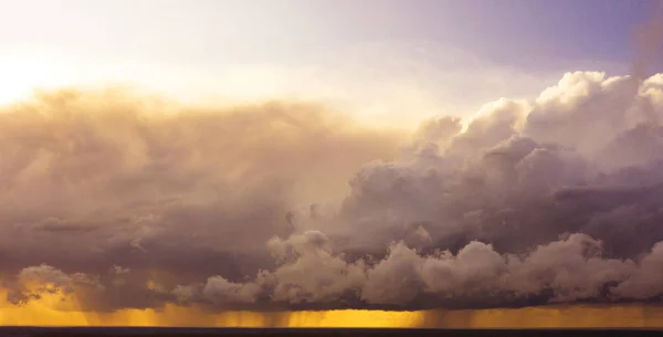 Imagen aérea de nubes oscuras de tormenta sobre la tierra. Panorama aéreo de nubes de tormenta. Panorama de nubes de truenos. Vista desde el dron. Vista aérea de pájaro. Vista superior aérea del paisaje nublado. Textura de nubes . —  Fotos de Stock