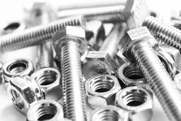 Metal bolts in a row background. Chromed screw bolts isolated. Steel bolts pattern. Set of Nuts and bolts. Tools for work. Black nd white — 스톡 사진