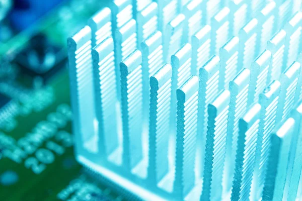 Macro disparo de placa de circuito con resistencias microchips y componentes electrónicos. Tecnología de hardware informático. Procesador de comunicación integrado. Ingeniería de la información. Semiconductor. PCB. Primer plano. — Foto de Stock