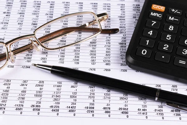 Ekonomiskt koncept. Räknemaskin, penna och glasögon på finansiella dokument. Ekonomisk redovisning. Balansräkning. Närbild av bokslut och årsredovisningar. Marknadsföring — Stockfoto