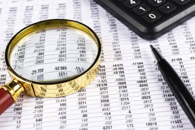 Finansal konsept. Finansal belgelerde hesap makinesi, kalem ve gözlük. Finansal muhasebe. Denge kağıtları. Finansal açıklamaların ve yıllık raporların kapatılması. İş pazarlaması
