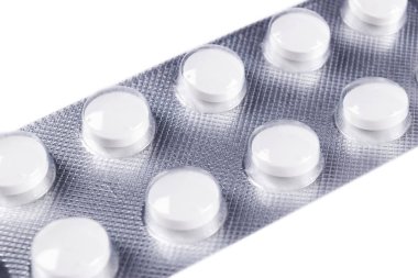Kabarcık ambalajında hap yığını. Gümüş alüminyum folyo su topladı. İlaç sanayisi. Eczane ürünleri. İlaç hapları ve uyuşturucular kapanıyor. Sağlık hizmetleri. Haplar arka plan