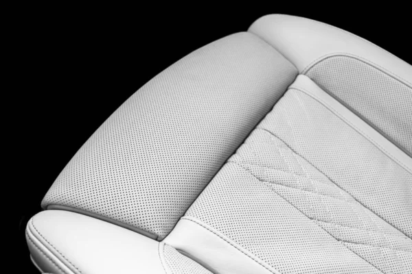 モダンな高級車の白い革のインテリア。穿孔レザーカーシートの詳細の一部。ホワイトパーフォレーテッドレザーテクスチャの背景。テクスチャ、ステッチ付き人工皮革。穿孔レザーシート — ストック写真