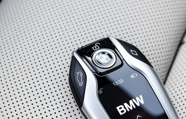 Zbliżenie nowoczesnych kluczy bezprzewodowych Bmw 640i Gt 2019 w białym skórzanym wnętrzu samochodu. Nowoczesne szczegóły wnętrza samochodu. Samochód w środku — Zdjęcie stockowe