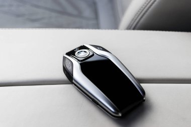 Bmw 640i Gt 2019 'un modern kablosuz anahtarlarını kapayın. Modern araba iç dekorasyonu. Araba içeride.