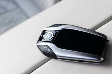 Bmw 640i Gt 2019 'un modern kablosuz anahtarlarını kapayın. Modern araba iç dekorasyonu. Araba içeride.