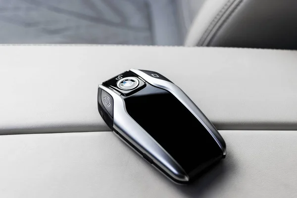 Zbliżenie nowoczesnych kluczy bezprzewodowych Bmw 640i Gt 2019 w białym skórzanym wnętrzu samochodu. Nowoczesne szczegóły wnętrza samochodu. Samochód w środku — Zdjęcie stockowe