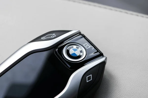 Zbliżenie nowoczesnych kluczy bezprzewodowych Bmw 640i Gt 2019 w białym skórzanym wnętrzu samochodu. Nowoczesne szczegóły wnętrza samochodu. Samochód w środku — Zdjęcie stockowe