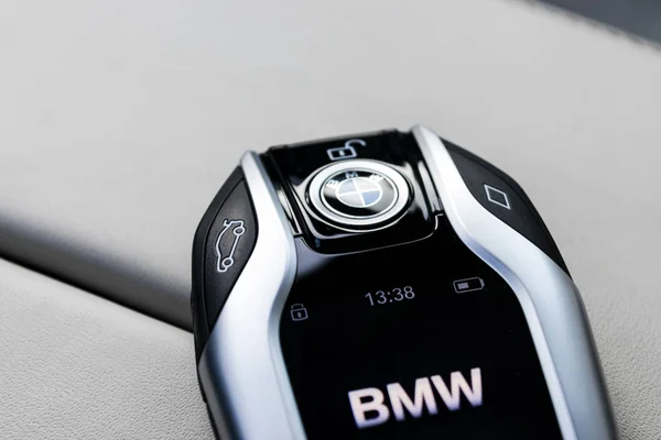 Zbliżenie nowoczesnych kluczy bezprzewodowych Bmw 640i Gt 2019 w białym skórzanym wnętrzu samochodu. Nowoczesne szczegóły wnętrza samochodu. Samochód w środku — Zdjęcie stockowe