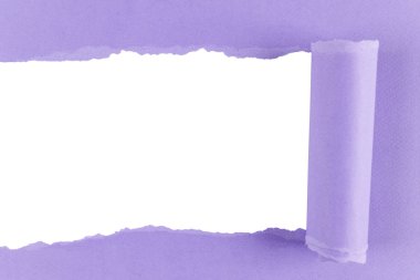 Kenarları yuvarlanmış, içi boş yırtık kağıt. Beyaz fotokopi alanı olan yırtık kağıt. Mesajınız için boş alan. Açılmış iki parça kağıt beyaz kırpma yolunu gösteriyor.