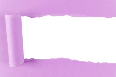 Kenarları yuvarlanmış, içi boş yırtık kağıt. Beyaz fotokopi alanı olan yırtık kağıt. Mesajınız için boş alan. Açılmış iki parça kağıt beyaz kırpma yolunu gösteriyor.