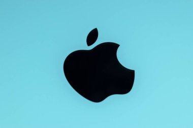 Apple iPhone 11 'in üzerindeki Apple logosu. Yeni iPhone 11 üzerindeki Apple şirketinin logosunun ayrıntıları