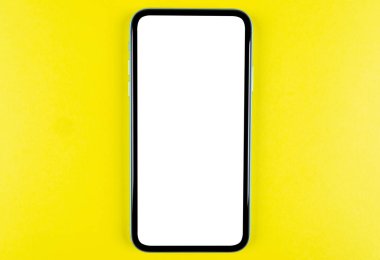 Boş ekran maketi olan akıllı telefon. Akıllı telefon izole ekran. Kopyalama alanı ve kırpma yolu olan cep telefonu beyaz ekranı. Metin için boş alan. İzole edilmiş beyaz ekran.