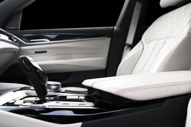 Modern lüks araba beyaz deri iç döşeme doğal ahşap panelli lüks araba beyaz deri iç döşeme doğal ahşap panel. Deri koltuğun dikişli bir parçası. Gösterge paneliyle iç mekan. Beyaz delinmiş deri. Araba tamiri. Araba!