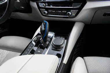 Modern lüks araba beyaz deri iç döşeme doğal ahşap panelli lüks araba beyaz deri iç döşeme doğal ahşap panel. Deri koltuğun dikişli bir parçası. Gösterge paneliyle iç mekan. Beyaz delinmiş deri. Araba tamiri. Araba!