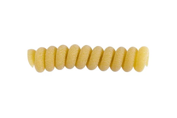 Gul fusilli pasta isolerad på vit bakgrund. Läckra pasta eller fusilli nudlar isolerade på vitt. Italienska råa nudlar. Hemlagade torra nudlar. Spaghetti isolerad — Stockfoto