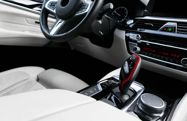 Μοντέρνο πολυτελές αυτοκίνητο λευκό δερμάτινο εσωτερικό με φυσικό ξύλο πάνελ. Μέρος των δερμάτινων καθισμάτων αυτοκινήτων λεπτομέρειες με ράψιμο. Εσωτερικό με ταμπλό. Λευκό διάτρητο δέρμα. Λεπτομέρειες αυτοκινήτου. Αυτοκίνητο μέσα — Φωτογραφία Αρχείου