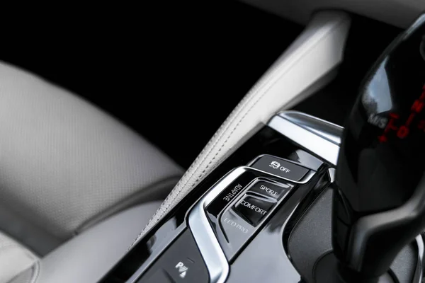 Track control knoppen in de buurt van automatische versnellingsbak in een wit lederen interieur van een moderne auto. Auto interieur details. Auto binnen. — Stockfoto