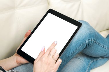 Kırpma yolu olan kadın eli tablet modeli. Modern tablet bilgisayar boş beyaz ekran ile modellenir. Metin için boş alan. Uzayı kopyala İzole edilmiş beyaz ekran.