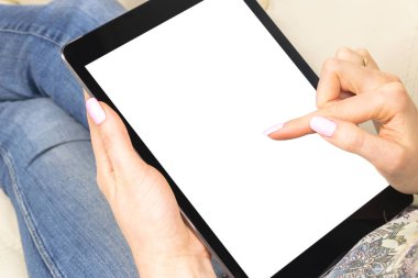 Kırpma yolu olan kadın eli tablet modeli. Modern tablet bilgisayar boş beyaz ekran ile modellenir. Metin için boş alan. Uzayı kopyala İzole edilmiş beyaz ekran.