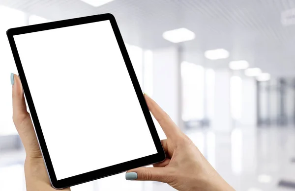 Mockup Tablet na mão mulher com fundo centro de negócios. computador tablet moderno simular com tela branca em branco. Espaço vazio para texto. Espaço para cópia. Tela branca isolada. Caminho de recorte — Fotografia de Stock