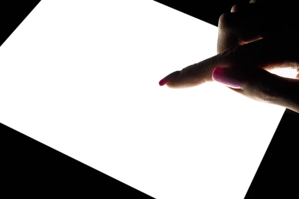 Tablet dator mockup i kvinna hand isolerad på svart bakgrund. Tablet laptop mockup med blank vit skärm på natten. Töm utrymmet för text. Uppfattat utrymme. Isolerad skärm. Klippbana — Stockfoto