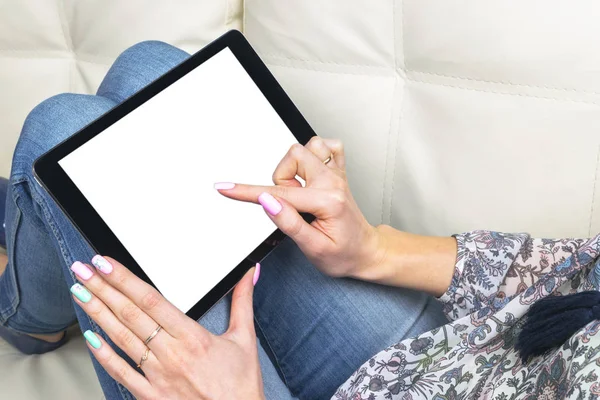 Tablet maqueta en mano de mujer con el camino de recorte. Moderna maqueta de tableta con pantalla blanca en blanco. Espacio vacío para el texto. Copiar espacio. Pantalla blanca aislada . — Foto de Stock