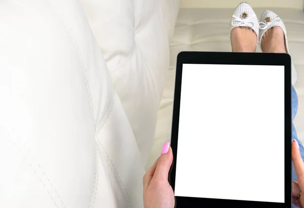Tablet maqueta en mano de mujer con el camino de recorte. Moderna maqueta de tableta con pantalla blanca en blanco. Espacio vacío para el texto. Copiar espacio. Pantalla blanca aislada . — Foto de Stock
