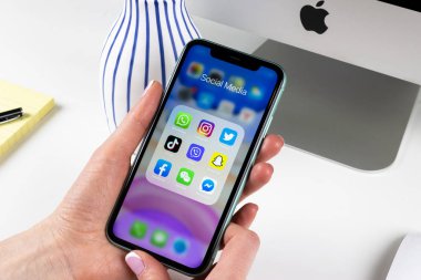 Apple iPhone 11, sosyal medya facebook, instagram, twitter, Sapchat uygulaması olan kadın ellerinde. Sosyal medya simgeleri. Sosyal ağ