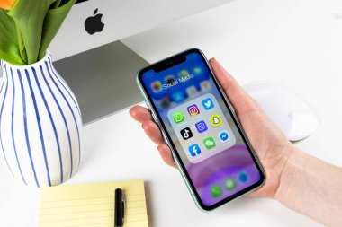 Apple iPhone 11, sosyal medya facebook, instagram, twitter, Sapchat uygulaması olan kadın ellerinde. Sosyal medya simgeleri. Sosyal ağ