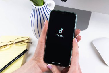 Apple iPhone 11 'in Tik Tok uygulama simgesi kadın ellerinde yakın plan görüntüsü. Tik Tok simgesi. Tik tok uygulaması. Tiktok Sosyal medya ağı. Sosyal ortam simgesi