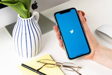 Twitter uygulama simgesi Apple iphone 11 akıllı telefon ekranında kadınların elinde. Twitter uygulama simgesi. Sosyal medya ikonu. Sosyal ağ