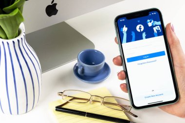 Apple iPhone 11 'deki Facebook uygulama simgesi kadın ellerinde yakın plan akıllı telefon ekranı. Facebook uygulama simgesi. Sosyal medya 