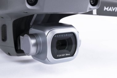 Dji Mavic 2 Pro Drone 'a dijital Hasselblad kamera monte edildi. İnsansız hava araçlarının ön görüntüsü.