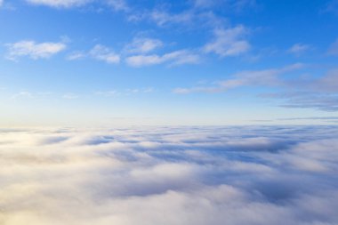 Mavi gökyüzünde havadan görünümü beyaz bulutlar. Üstten görünüm. Drone görüntüleyin. Hava kuş bakışı. Hava üstten görünüm cennet. Bulutlar doku. Yukarıdan görüntüleyin. Gündoğumu veya günbatımı bulutlar üzerinde