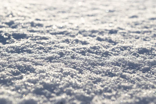 Fundo de neve branca fresca closeup. Inverno flocos de neve textura. Neve textura branca fundo de inverno de gelo frio fresco. Padrão de superfície gelada. Neve brilhante com bokeh e fundo borrado — Fotografia de Stock