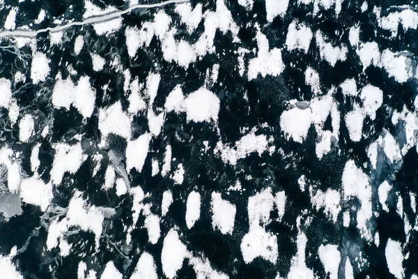 Vista aérea de una superficie congelada del lago. Patrón de nieve aérea en el lago congelado. Hielo congelado del lago capturado con un dron. Fotografía aérea. Textura nieve invierno — Foto de Stock