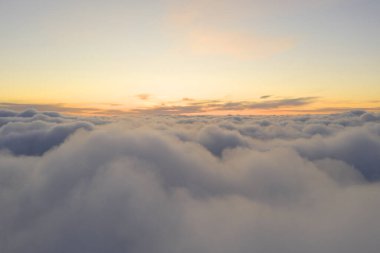 Mavi gökyüzünde beyaz bulutlar. Çok iyi. İHA 'dan bakıyorum. Havadan kuş bakışı. Üst hava manzarası bulutlu. Bulutların dokusu. Yukarıdan bak. Bulutların üstünde gün doğumu veya gün batımı
