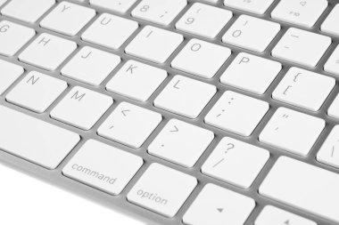 Modern bir bilgisayarın klavye tuşlarına yakın çekim. Kablosuz bilgisayar klavyeli bir iş yerinin yakın görüntüsü. Üst görünüm