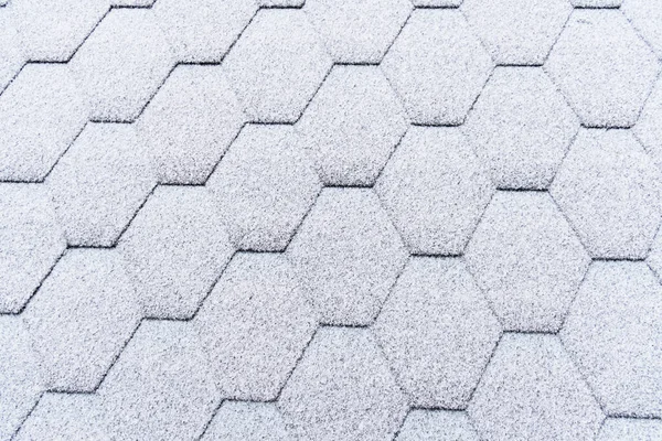 Asfalt Çatı Kiremitleri Hafif Karla Kaplı Tavan Kiremitleri Buzla Kaplı — Stok fotoğraf