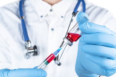 Doktor ya da hemşire elinde iğne ve ampul bulunan ilaç aşı ekipmanları. Sağlık hizmeti konsepti. El ele tutuşma şırıngası ve aşı. Aşıyla Ampul