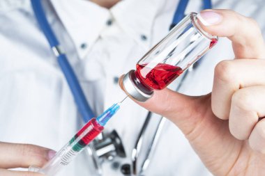 Doktor ya da hemşire elinde iğne ve ampul bulunan ilaç aşı ekipmanları. Sağlık hizmeti konsepti. El ele tutuşma şırıngası ve aşı. Aşıyla Ampul