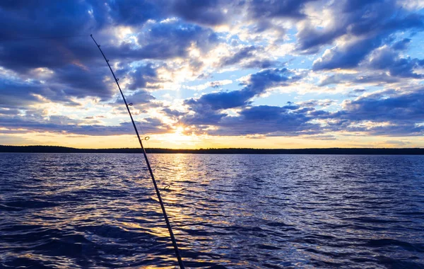 Fiskespö Siluett Solnedgången Fiskespö Mot Havet Vid Solnedgången Fiskespö Saltvattens — Stockfoto