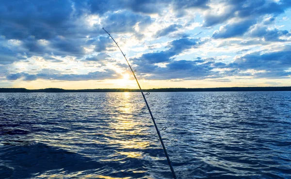Silhueta Haste Pesca Durante Pôr Sol Pólo Pesca Contra Oceano — Fotografia de Stock
