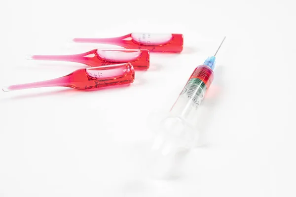 Fecskendőt Ampullákkal Fehér Orvosi Asztalon Vakcina Műanyag Injekciós Fecskendőben Orvosi — Stock Fotó