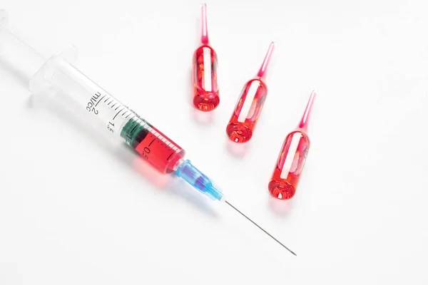 Spuit Van Dichtbij Met Ampullen Witte Medische Tafel Vaccin Een — Stockfoto